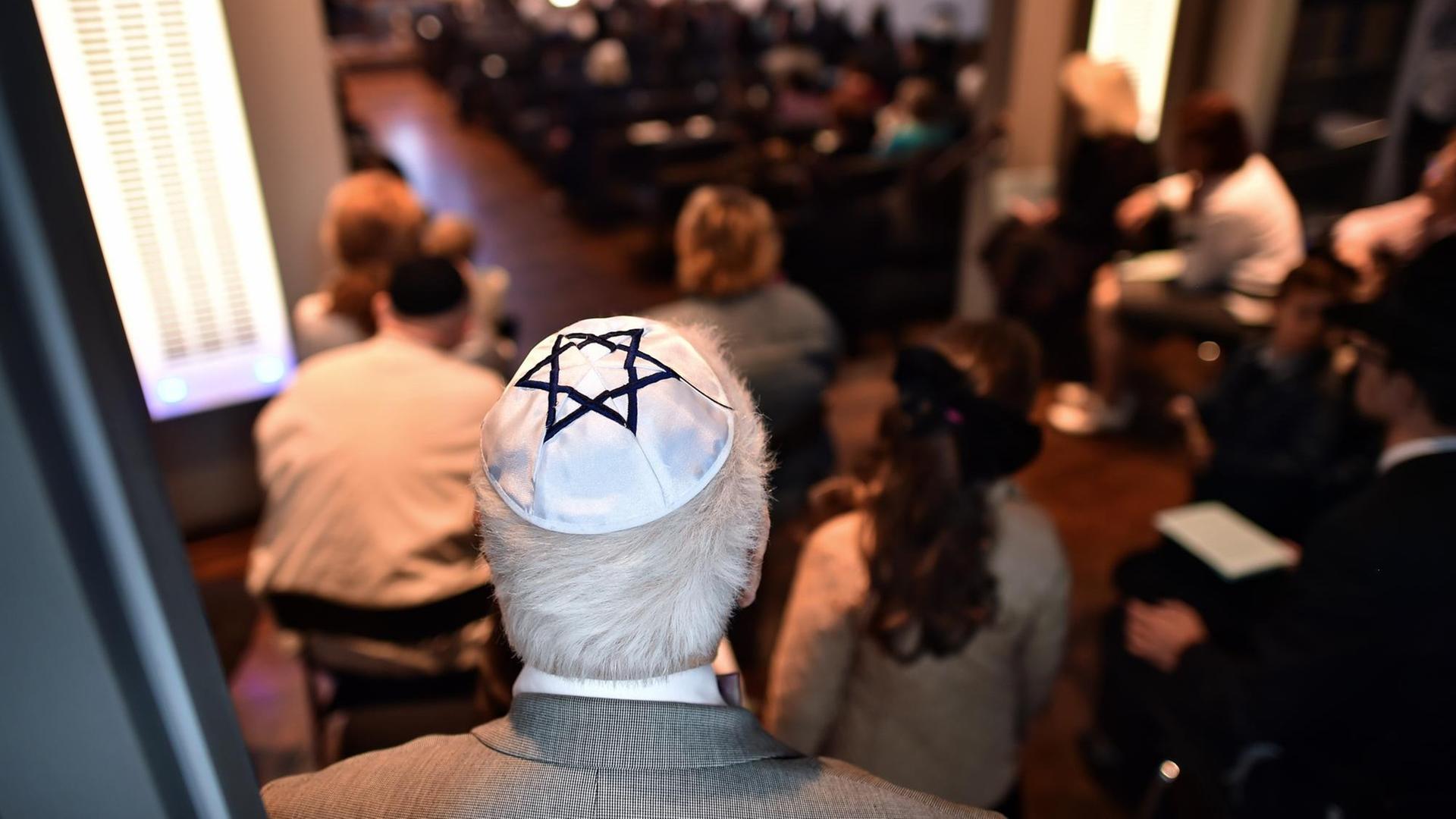 Zur Amtseinführung des neuen Rabbiners der jüdischen Gemeinde in Chemnitz versammelten sich Gemeindemitglieder und Gäste 2015 in der neuen Synagoge in Chemnitz