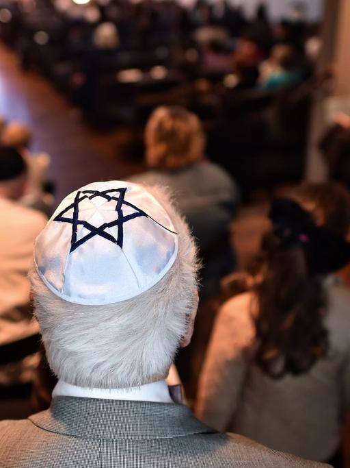 Zur Amtseinführung des neuen Rabbiners der jüdischen Gemeinde in Chemnitz versammelten sich Gemeindemitglieder und Gäste 2015 in der neuen Synagoge in Chemnitz