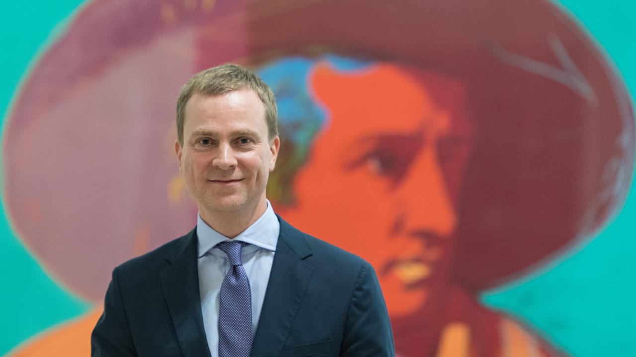 Philipp Demandt, neuer Direktor des Städel Museum, steht im Städel Museum in Frankfurt am Main vor dem Gemälde "Goethe" von Andy Warhol.