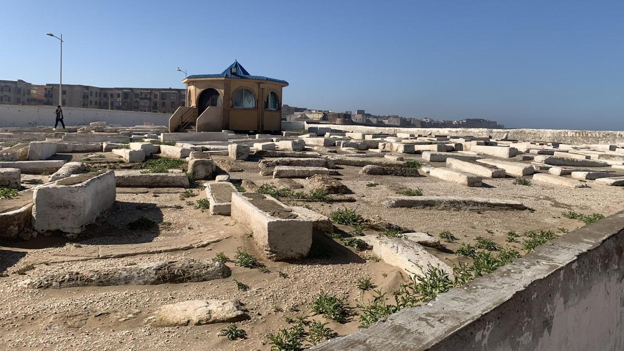 Der alte jüdische Friedhof in der marokkanischen Hafenstadt Essaouira. Von einer Steinmauer umgeben liegen die alten Gräber.