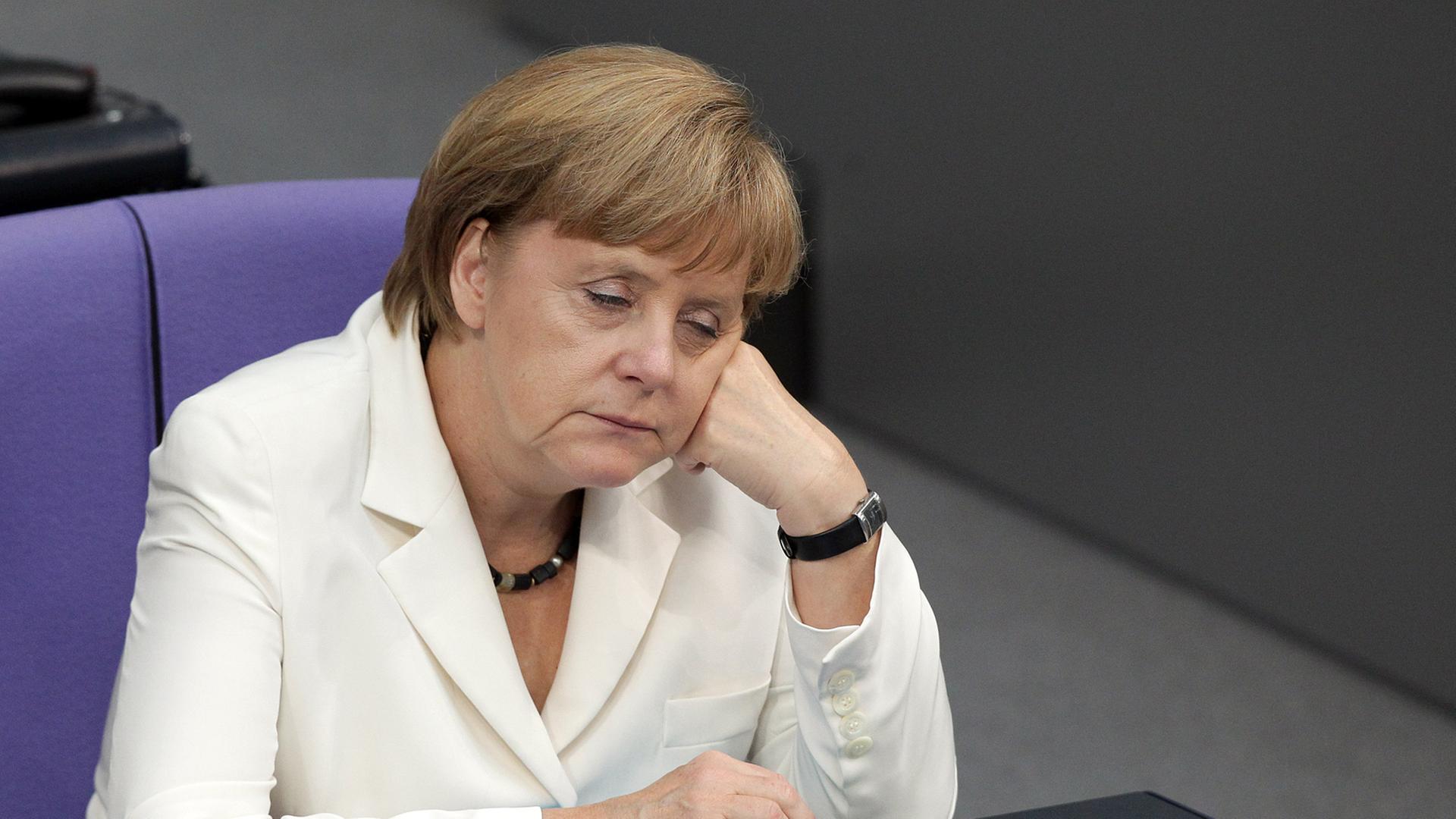 Bundeskanzlerin Angela Merkel (CDU) verfolgt am Freitag (29.06.2012) die Aussprache im Deutschen Bundestag in Berlin.