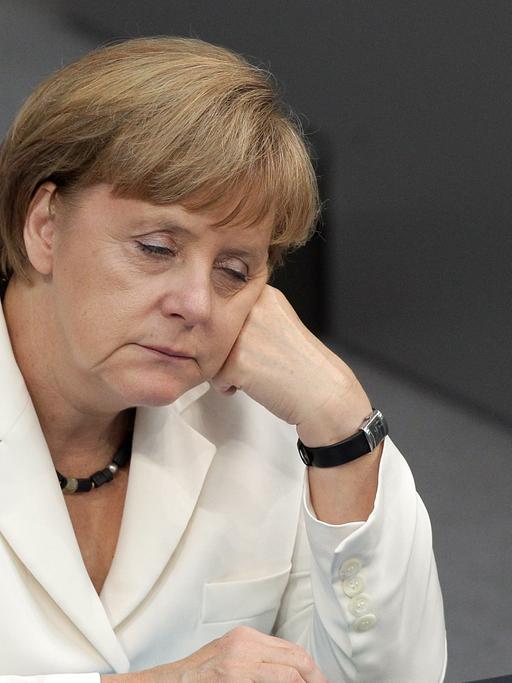 Bundeskanzlerin Angela Merkel (CDU) verfolgt am Freitag (29.06.2012) die Aussprache im Deutschen Bundestag in Berlin.