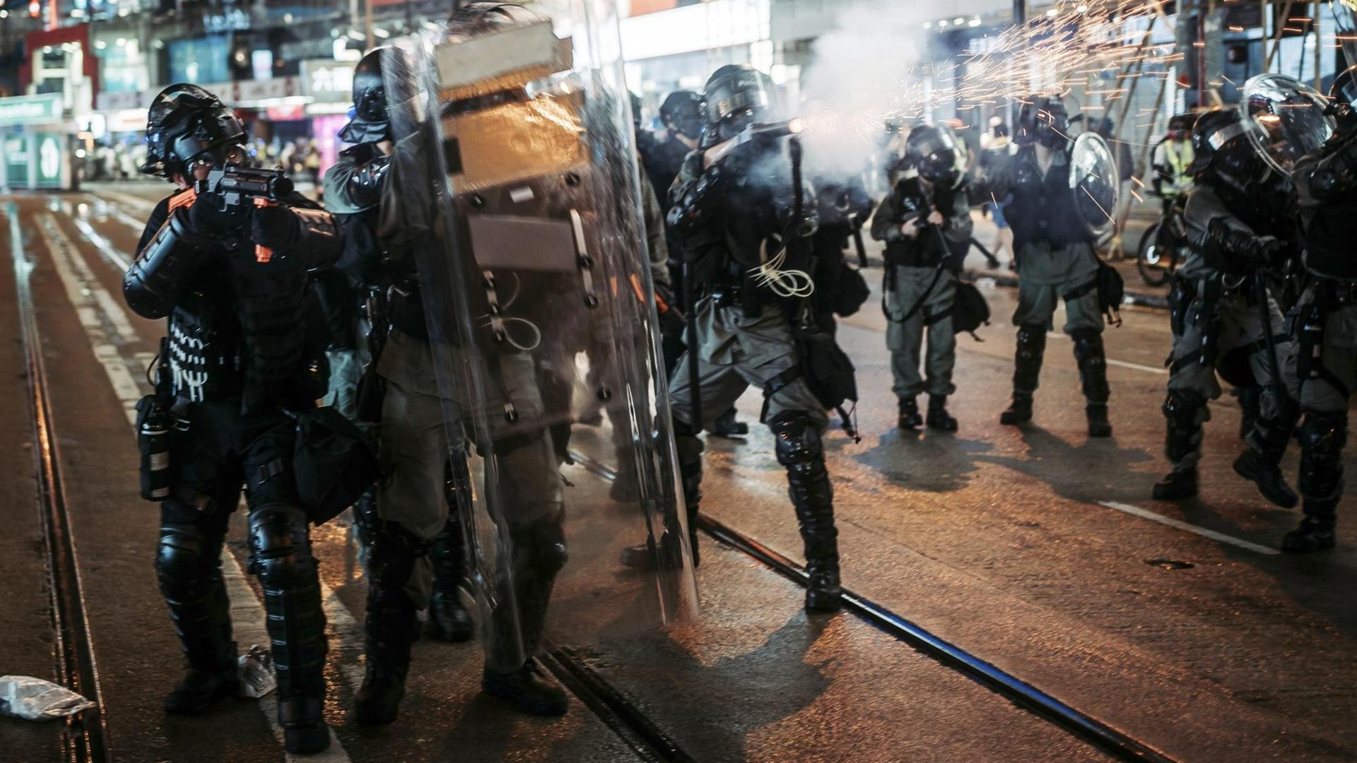 Das Foto zeigt Polizisten in Hongkong, die in voller Kampfmontur gegen Demonstranten vorgehen.