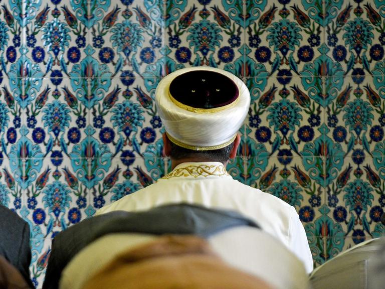 Ein Imam betet in Hamburg in der Centrum Moschee.