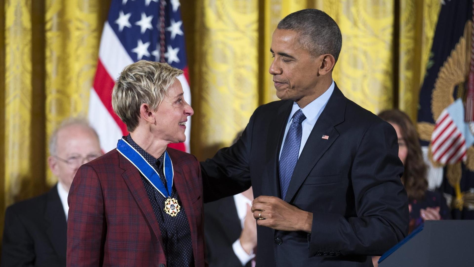 Im Weißen Haus in Washington verleiht US-Präsident Barack Obama die Freiheitsmedaille an Ellen DeGeneres. DeGeneres ist zu tränen gerührt.