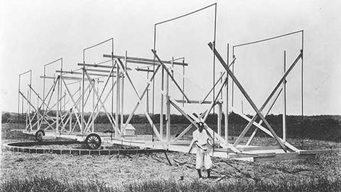 Janskys "Karussell", wie manche spotteten: die drehbare Richtantenne, mit der die Radioastronomie begonnen hat