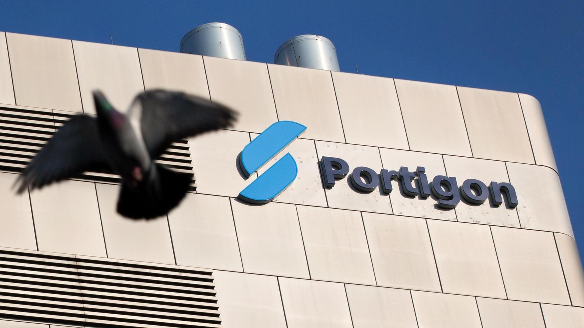 Eine Taube fliegt am 17.03.2015 in Düsseldorf (Nordrhein-Westfalen) am Logo der Portigon Bank vorbei.