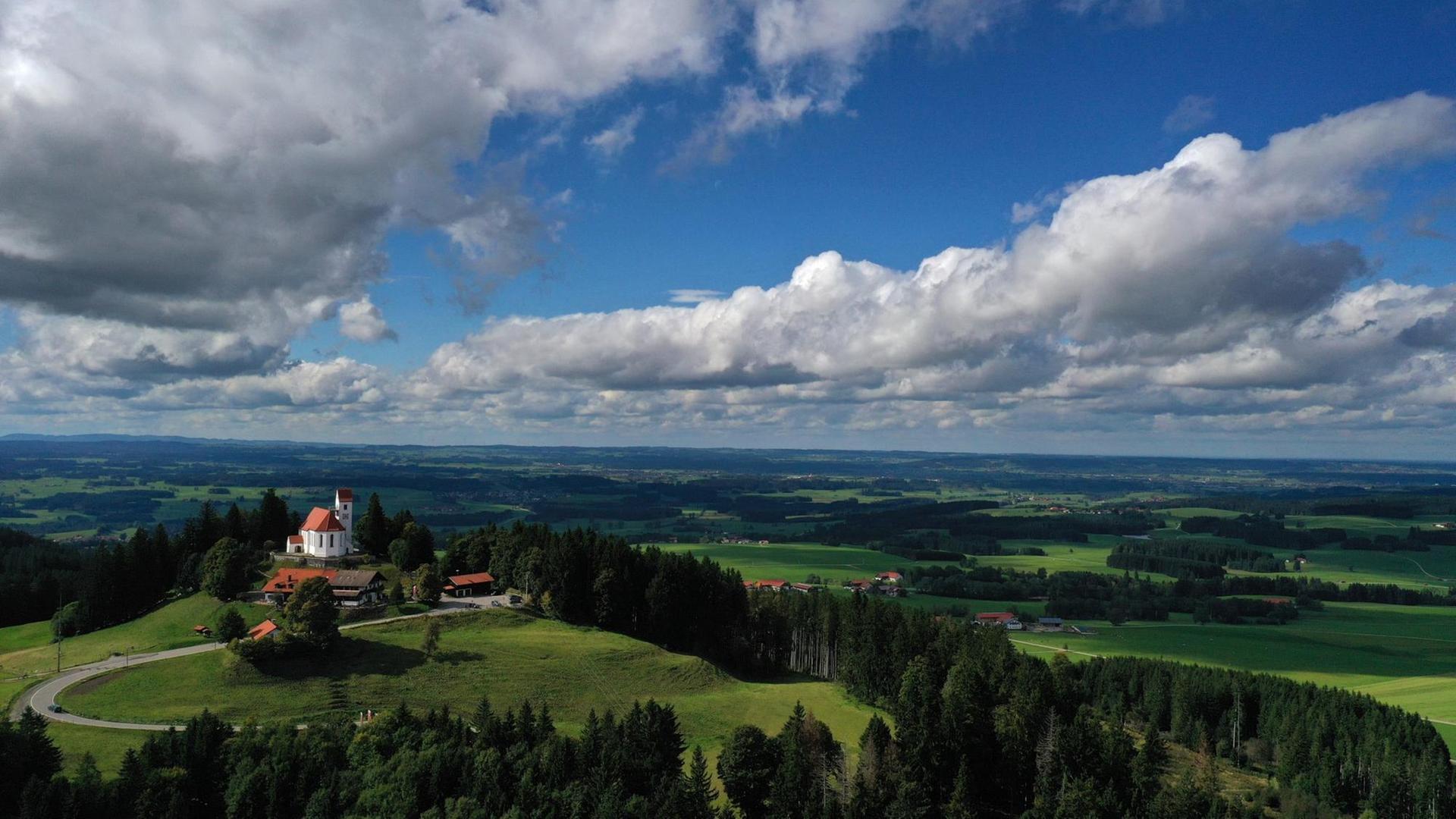 Wetter - Am Freitag in der Nordhälfte bewölkt, in der Südhälfte sonnig