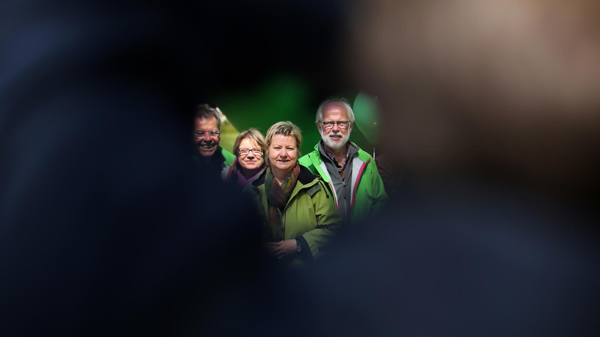 Die Spitzenkandidatin von Bündnis 90/Die Grünen für die Landtagswahl in NRW, Sylvia Löhrmann, steht am 30.04.2017 bei einem Wahlkampfauftritt in Gütersloh (Nordrhein-Westfalen) mit Parteimitgliedern zusammen