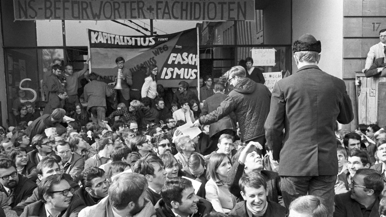 Der durch einen sit-in blockierte Haupteingang der Frankfurter Universitätwird laut Transparent für "NS-Befürworter und Fachidioten" freigehalten. Studenten haben am 24.05.1968 aus Protest gegen die Notstandsverfassung die Universität in Frankfurt am Main blockiert. |
