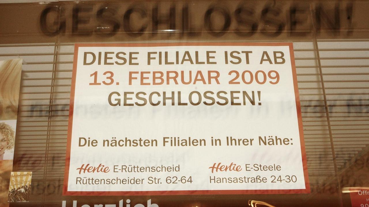 An einer geschlossenen Hertie-Filiale in Essen-Borbeck hängt ein Schild mit der Aufschrift "Diese Filiale ist ab 13. Februar 2009 geschlossen!"