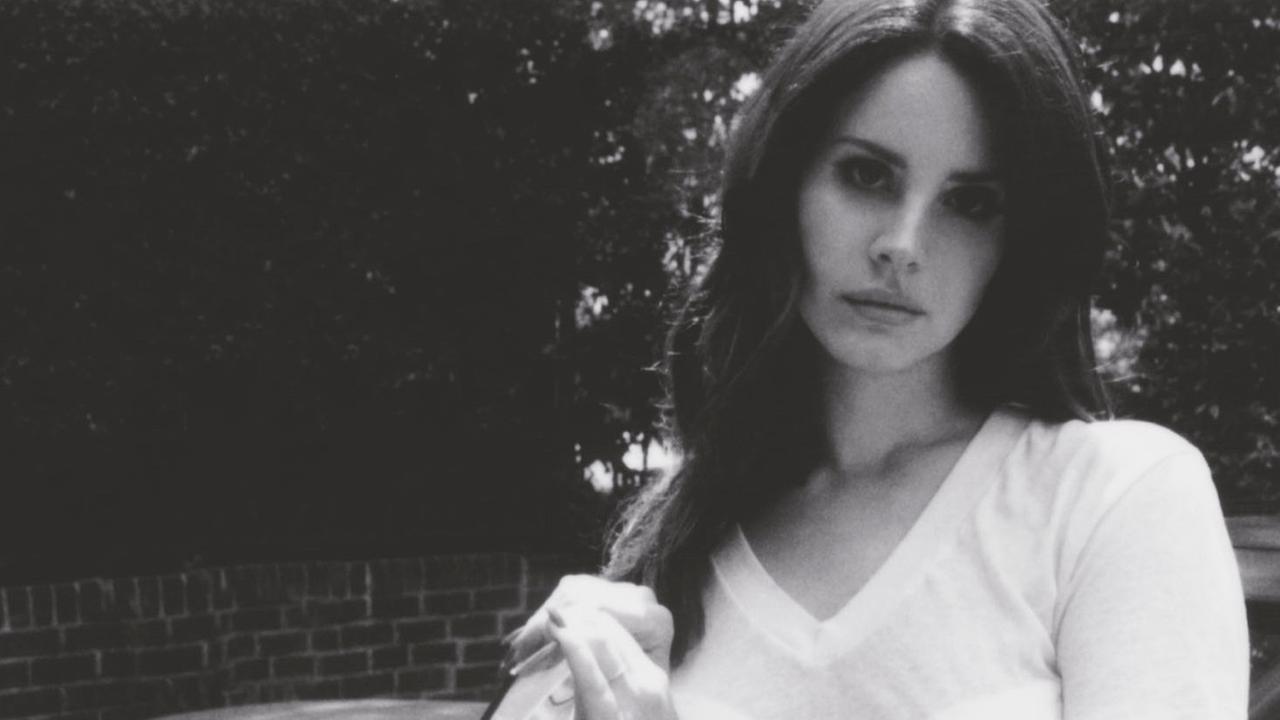 Cover des Albums "Ultraviolence" von Lana del Rey. Das Bild zeigt ein Porträt der Künstlerin in schwarz-weiß.