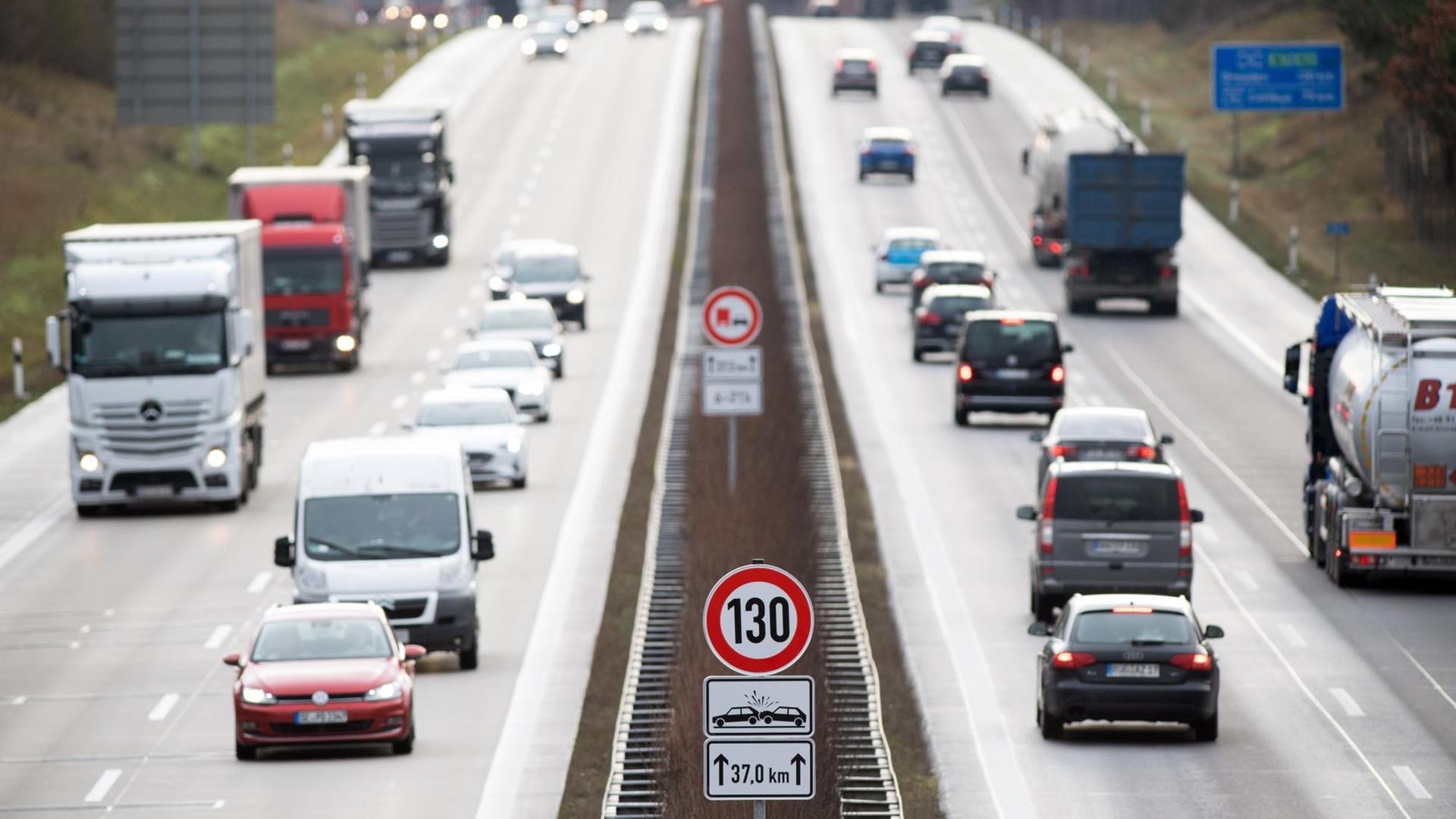 Ein Tempolimit-Schild von 130 Kilometern pro Stunde auf einem Streckenabschnitt der A13 