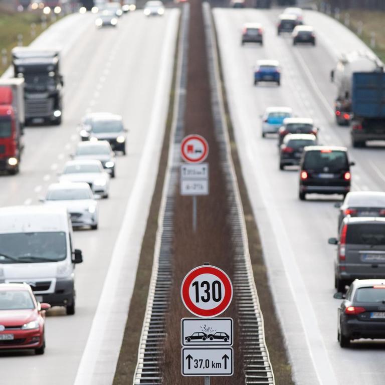 16.12.2019, Brandenburg, Rangsdorf: Verkehrszeichen zur Geschwindigkeitsbegrenzung und zum zeitlich eingeschränkten Überholverbot für Lkw sind an der Autobahn A13 nahe der Anschlussstelle zur L74 nach Teupitz aufgestellt. Auf einem Streckenabschnitt der A13 gilt jetzt ein Tempolimit von 130 Kilometern pro Stunde.