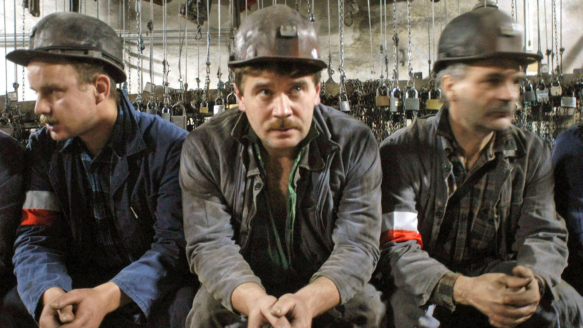 Bergarbeiter einer Kohlenmine, die geschlossen werden soll, starten im polnischen Bytom am 17.11.2003 einen 24-stündigen Warnstreik gegen den Verlust ihrer Arbeitsplätze.
