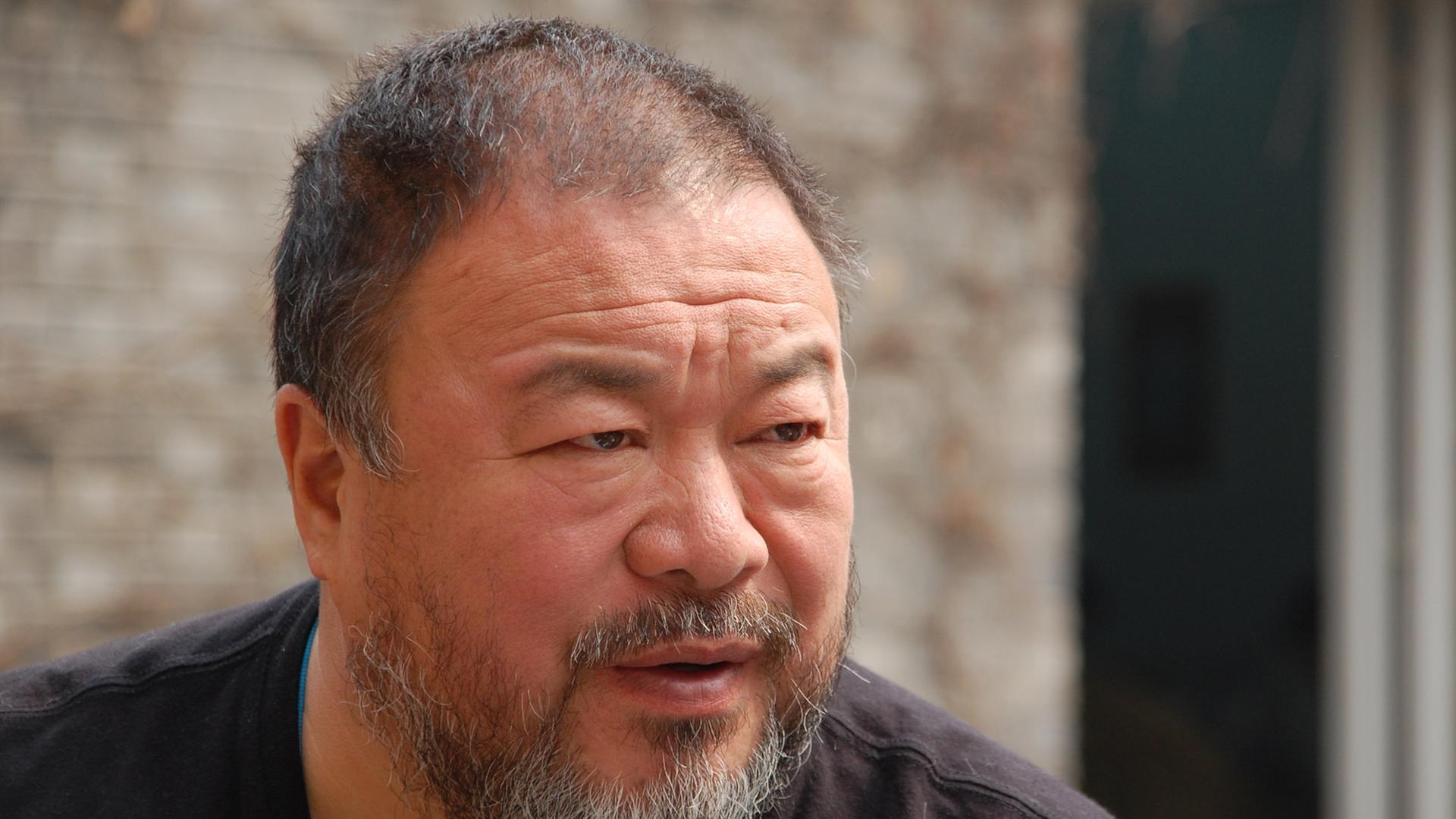 Der chinesische Künstler Ai Weiwei gibt am 25.03.2014 ein Interview in seinem Pekinger Studio. In Berlin ist die weltweit bisher größte Ai-Weiwei-Ausstellung geplant.  Foto: Stephan Scheuer/dpa   (zu dpa-Interview mit Ai Weiwei)
