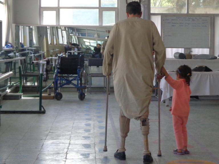 Ein Patient mit künstlichen Beinprothesen des orthopädischen Programms des Internationalen Komitees vom Roten Kreuz in Afghanistan.