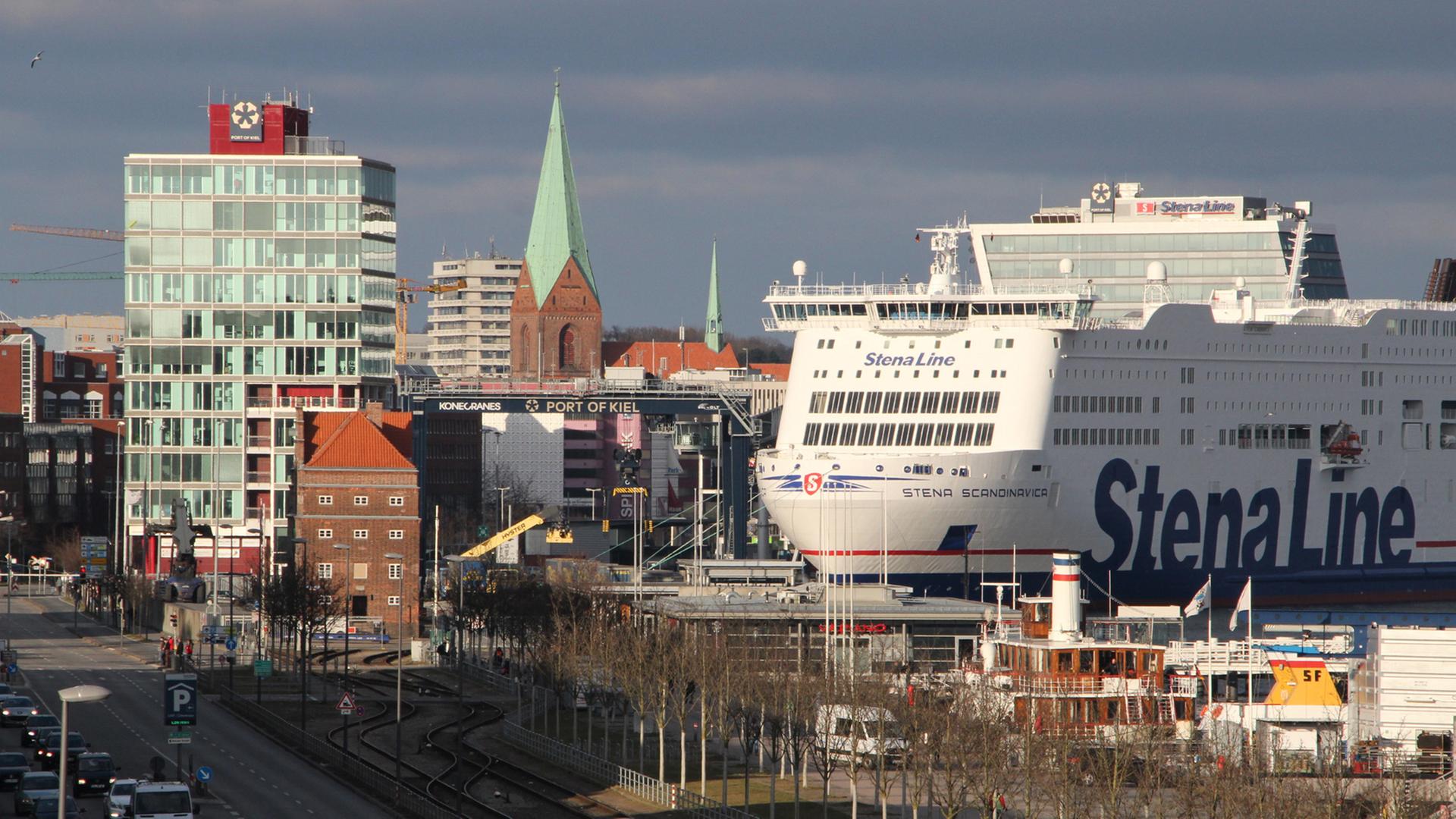 Blick auf die Kieler Innenstadt mit Hafen: Dort liegt gerade die Schweden-Faehre Stena Scandinvica.