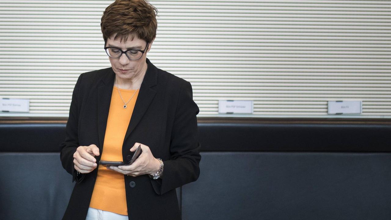 Die CDU-Vorsitzende Annegret Kramp-Karrenbauer schaut auf ihr Handy