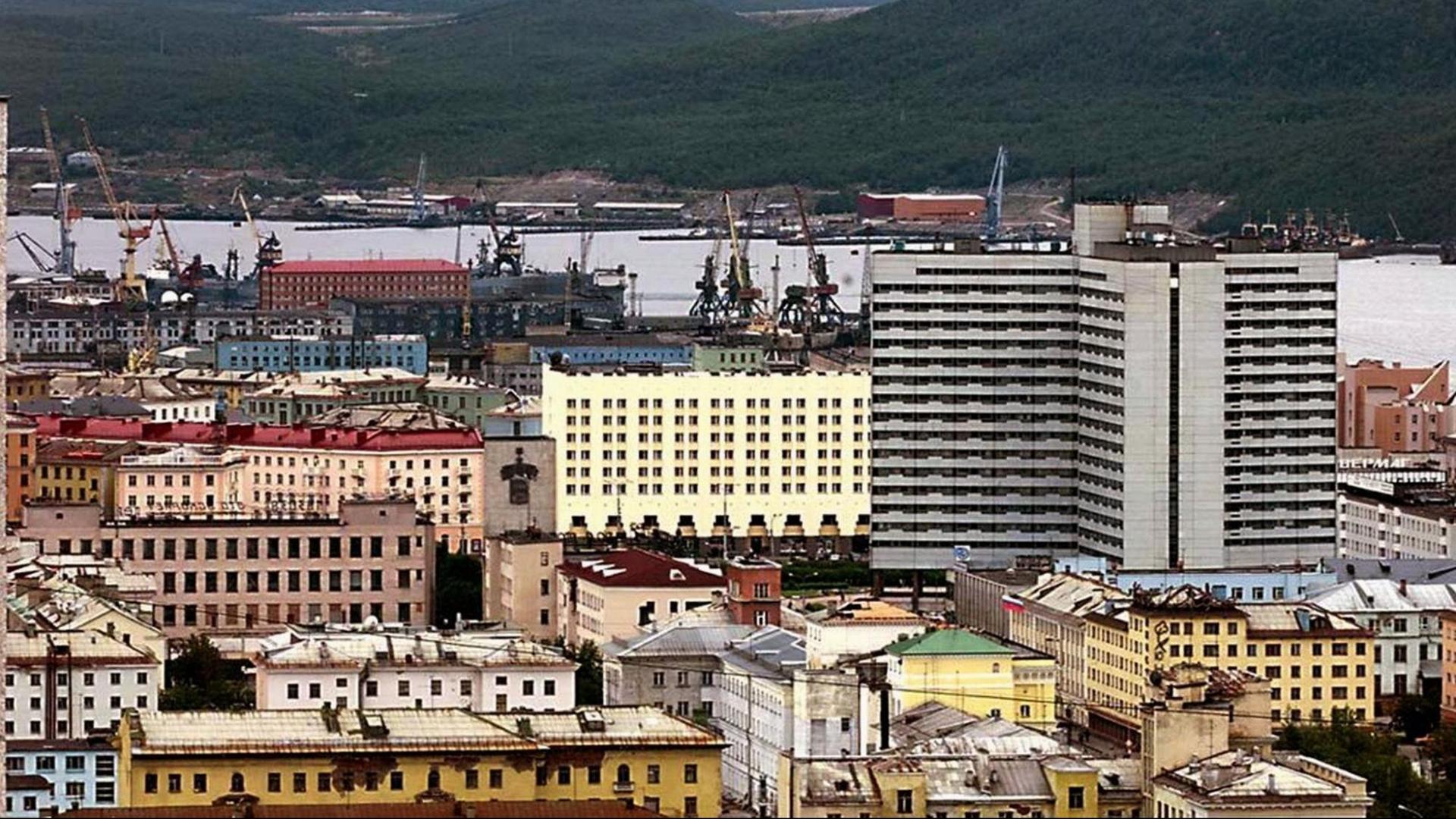 Übersicht über die russische Hafenstadt Murmansk auf der Halbinsel Kola, aufgenommen am 17.8.2000.