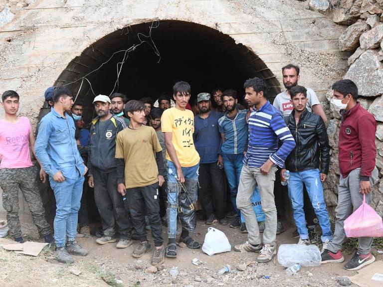 Afghanische Flüchtlinge beim illegalen Übergang in die Türkei