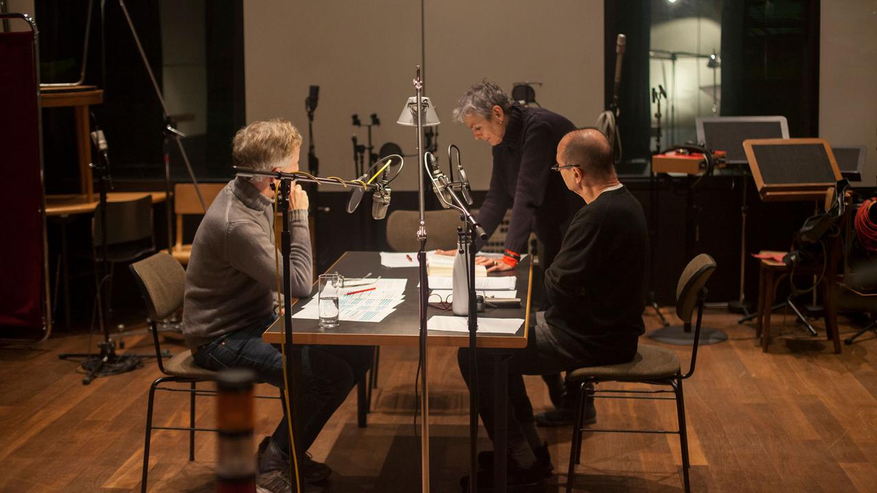 Bernd Moss, Ulrike Brinkmann und Martin Evers (v.lks.) im Studio bei den Arbeiten zum Groschenroman