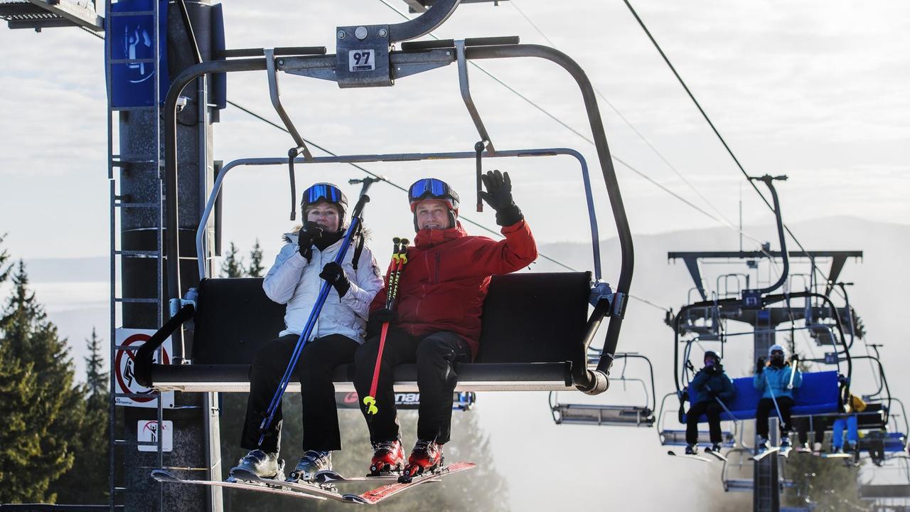 Skifahrer benutzen einen Sessellift