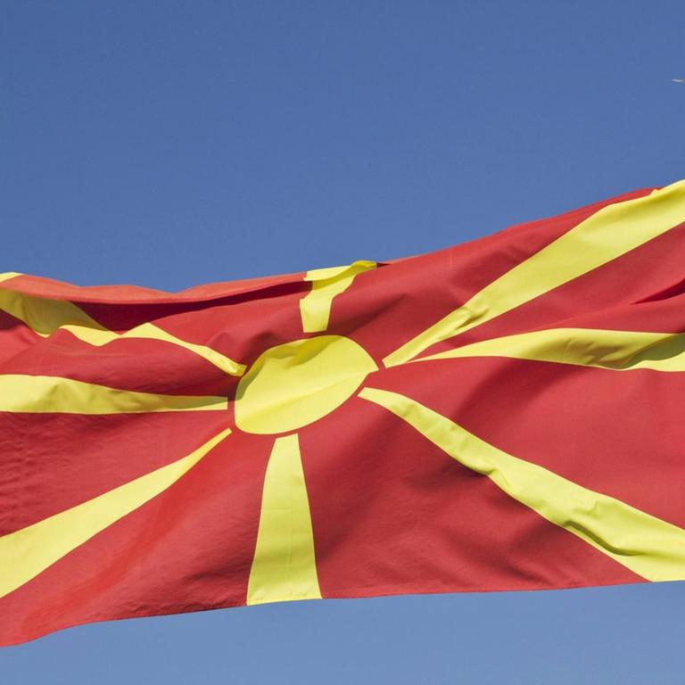 Die Flagge der Republik Nordmazedonien