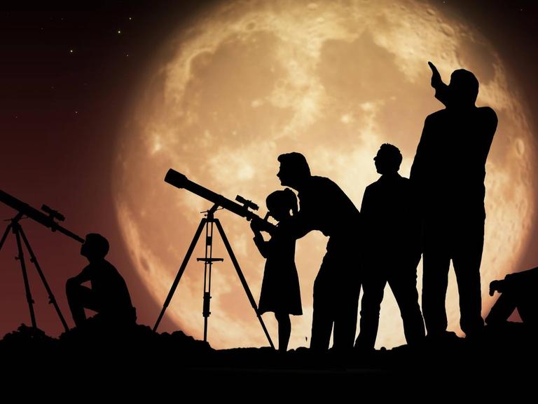 Silhouetten von Menschen die durch Teleskope in den Nachthimmel blicken.