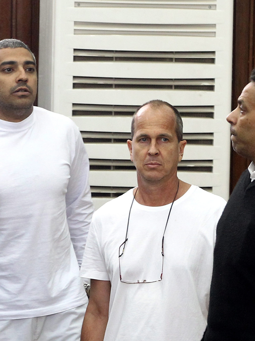 Der australische Journalist Peter Greste (2.v.r.) und seine inhaftierten Kollegen während der Verhandlung.