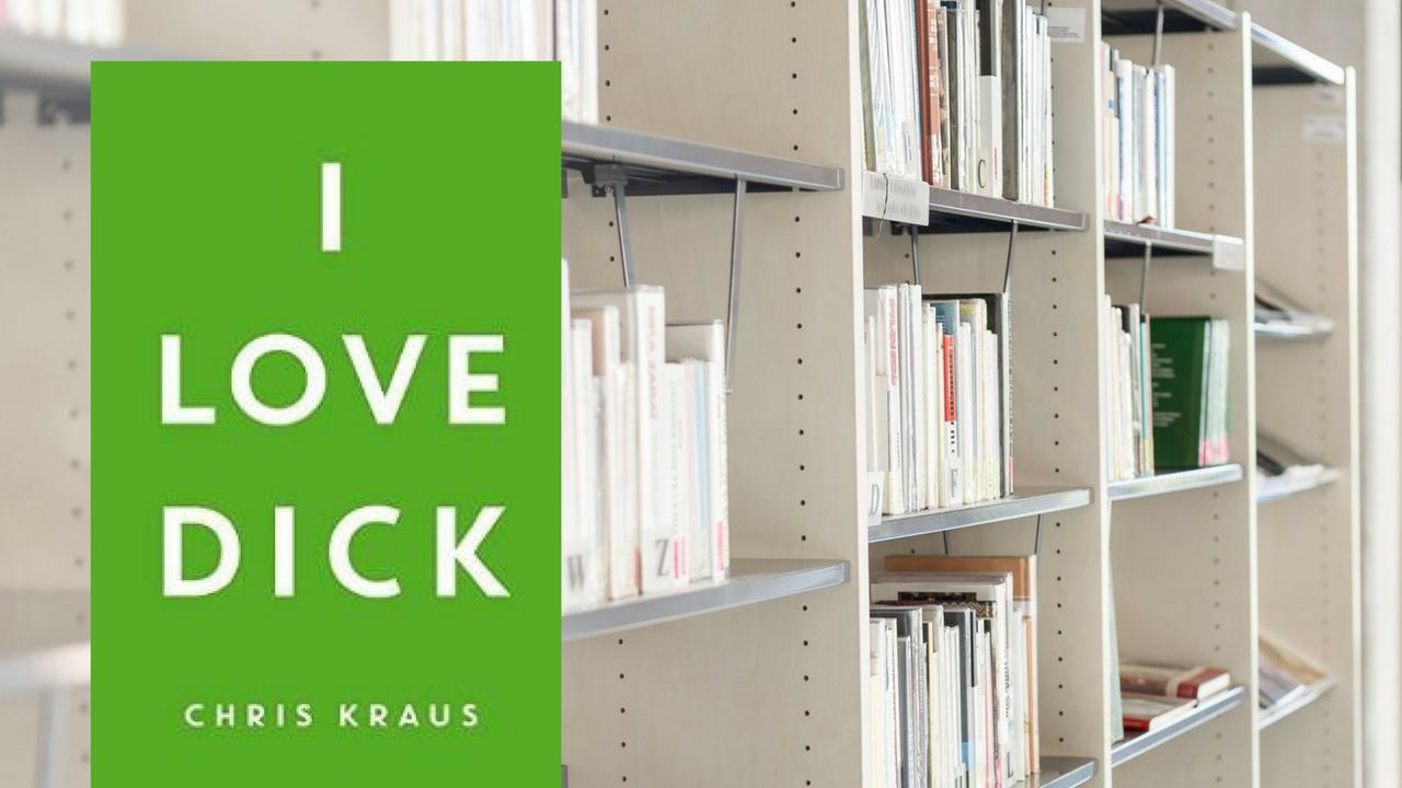 "I love Dick" von Chris Kraus und Bücherregal 