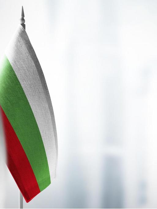 Drei hintereinander gereihte bulgarische Flaggen.