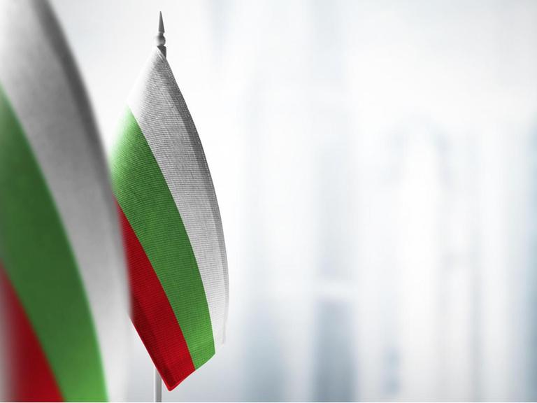 Drei hintereinander gereihte bulgarische Flaggen.