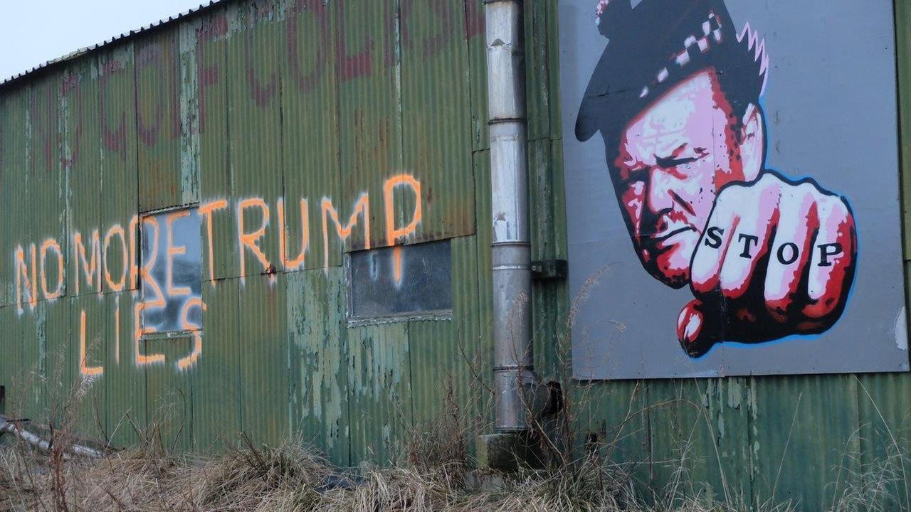 Die Wellblechhalle eines Nachbarn von Donald Trumps Golfresort in Schottland.