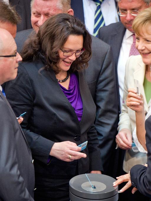 Arbeits- und Sozialministerin Andrea Nahles (SPD) (2.v.l.)und Bundeskanzlerin Angela Merkel (CDU) (2.v.r.) stimmen am 23.05.2014 im Bundestag in Berlin über die Leistungsverbesserungen in der Rentenversicherung ab.