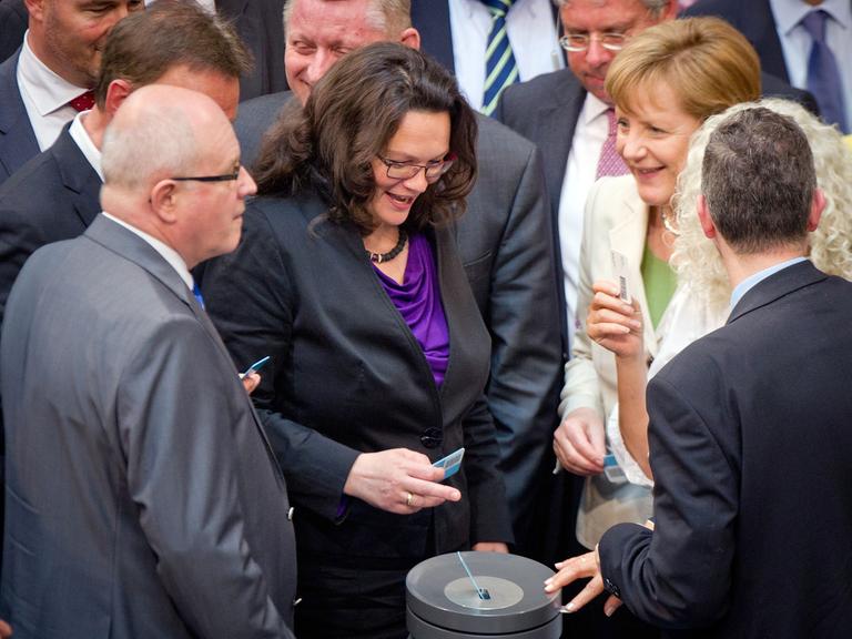 Arbeits- und Sozialministerin Andrea Nahles (SPD) (2.v.l.)und Bundeskanzlerin Angela Merkel (CDU) (2.v.r.) stimmen am 23.05.2014 im Bundestag in Berlin über die Leistungsverbesserungen in der Rentenversicherung ab.