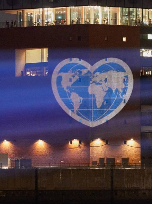 Mit dieser Aktion an der Elbphilharmonie in Hamburg macht Greenpeace auf das Thema Klimaschutz aufmerksam