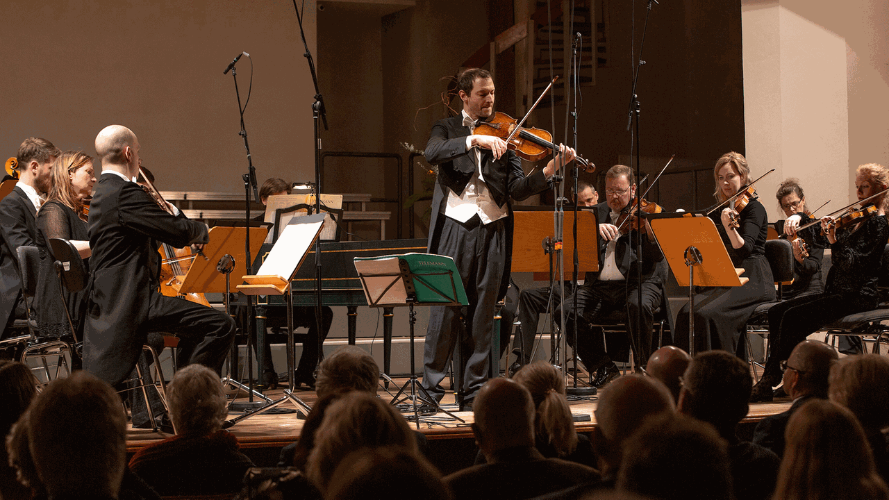 Das Concertgebouw Kammerorchester mit dem Solisten Frederik Boits und dem Konzertmeister Michael Waterman