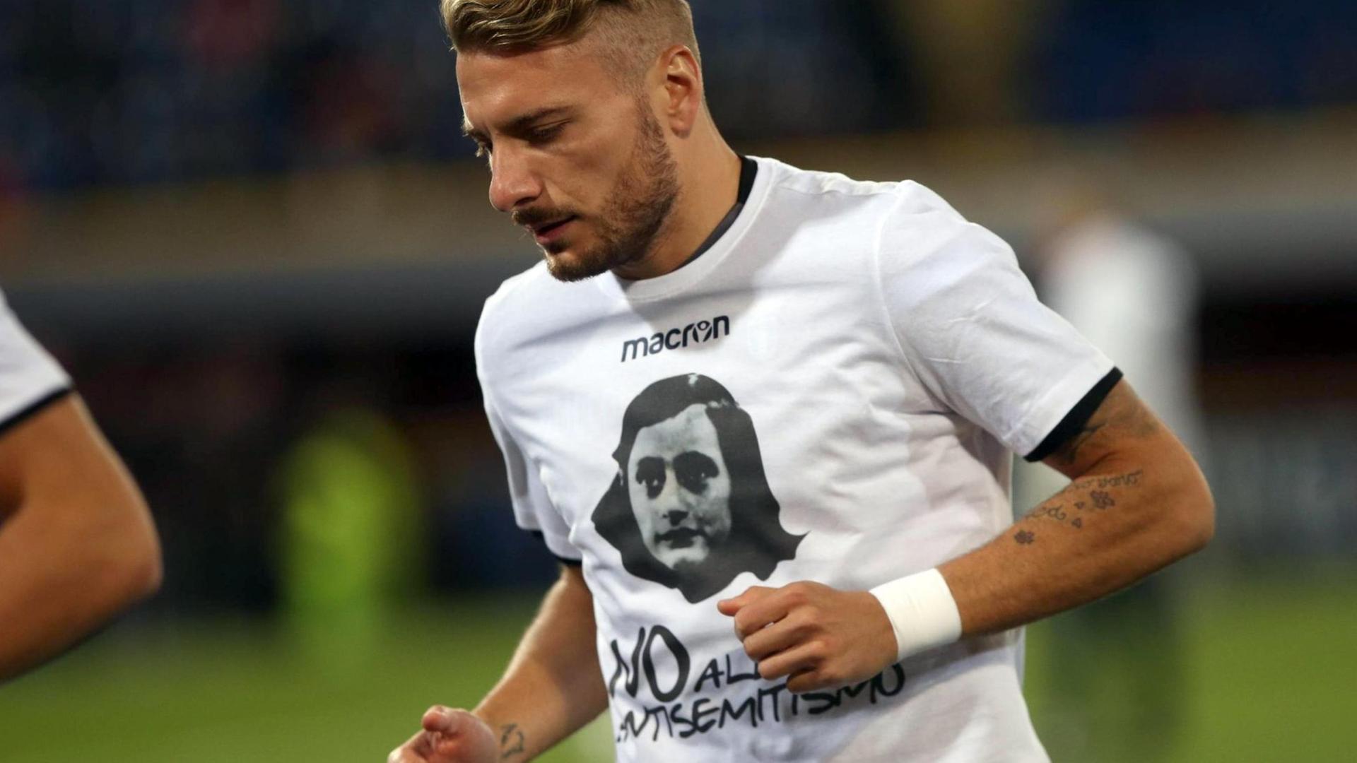 Lazio Spieler Ciro Immobile trägt ein T-Shirt mit dem Bild von anne Frank mit der Aufschrift "Nein zu Antisemitismus"