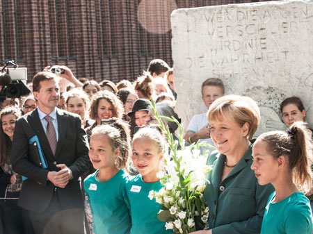 Bundeskanzlerin Angela Merkel, CDU, besucht eine Schulklasse, um der Opfer des Mauerbaus zu gedenken