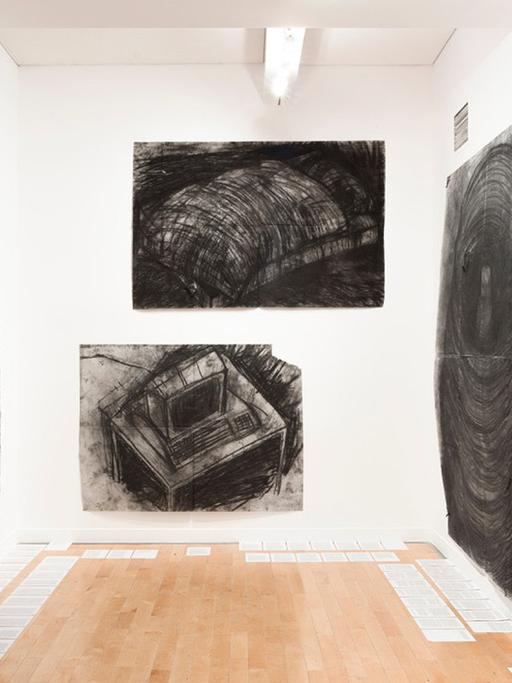 Zwölf Kohlezeichnungen der schweizerischen Künstlerin Miriam Cahn hängen an den Wänden des Benaki Museums in Athen.