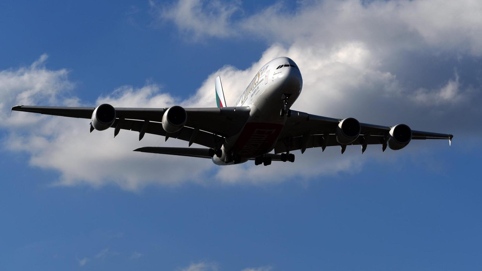 Eine Airbus A 380 der Fluggesellschaft " Emirates" am 27.02.2018 in Düsseldorf (Nordrhein-Westfalen) beim Landeanflug auf den Flughafen "Düsseldorf Airport. Eine Airbus A 380 der Fluggesellschaft " Emirates" am 27.02.2018 in Düsseldorf (Nordrhein-Westfalen) beim Landeanflug auf den Flughafen "Düsseldorf Airport.