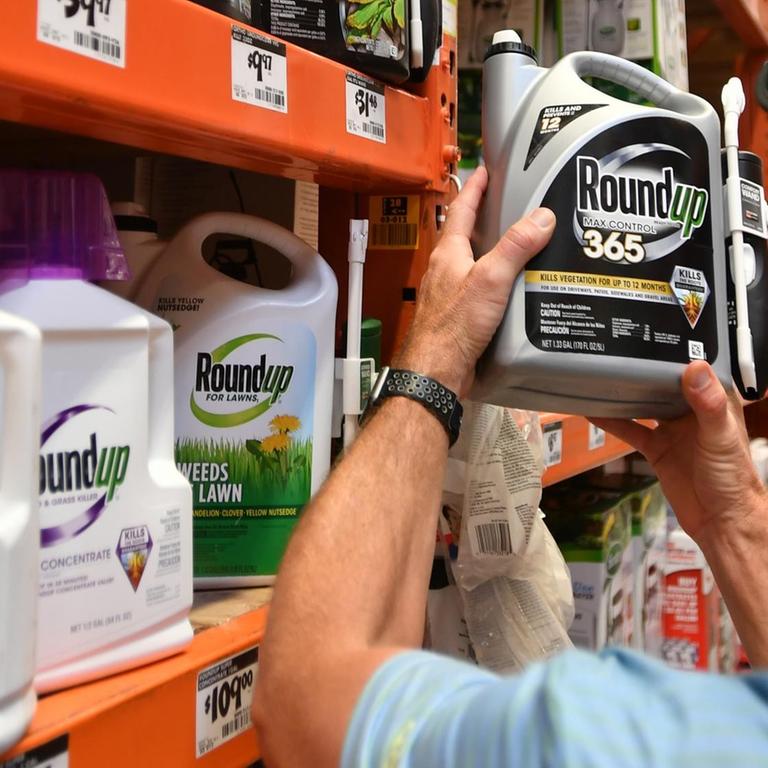 Ein Kunde greift in einem Laden in San Rafael, Kalifornien, zu einem Behälter mit dem glyphosathaltigen Mittel Round up, das von Monsanto hergestellt wird.