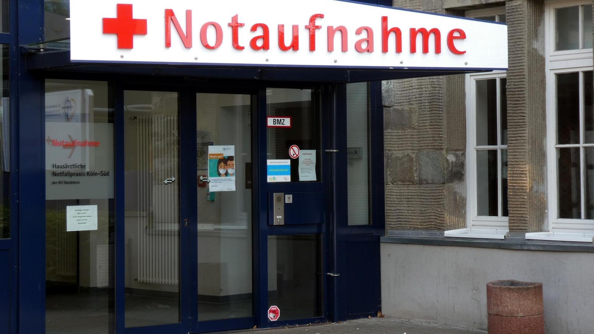 Ein beleuchteter Schriftzug "Notaufnahme" über einem Gebäudeeingang Ein beleuchteter Schriftzug "Notaufnahme" über einem Gebäudeeingang