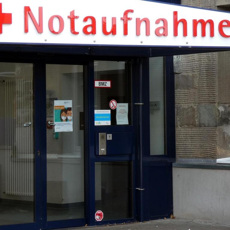 Notaufnahme mit roten Kreuz an einem Krankhaus.