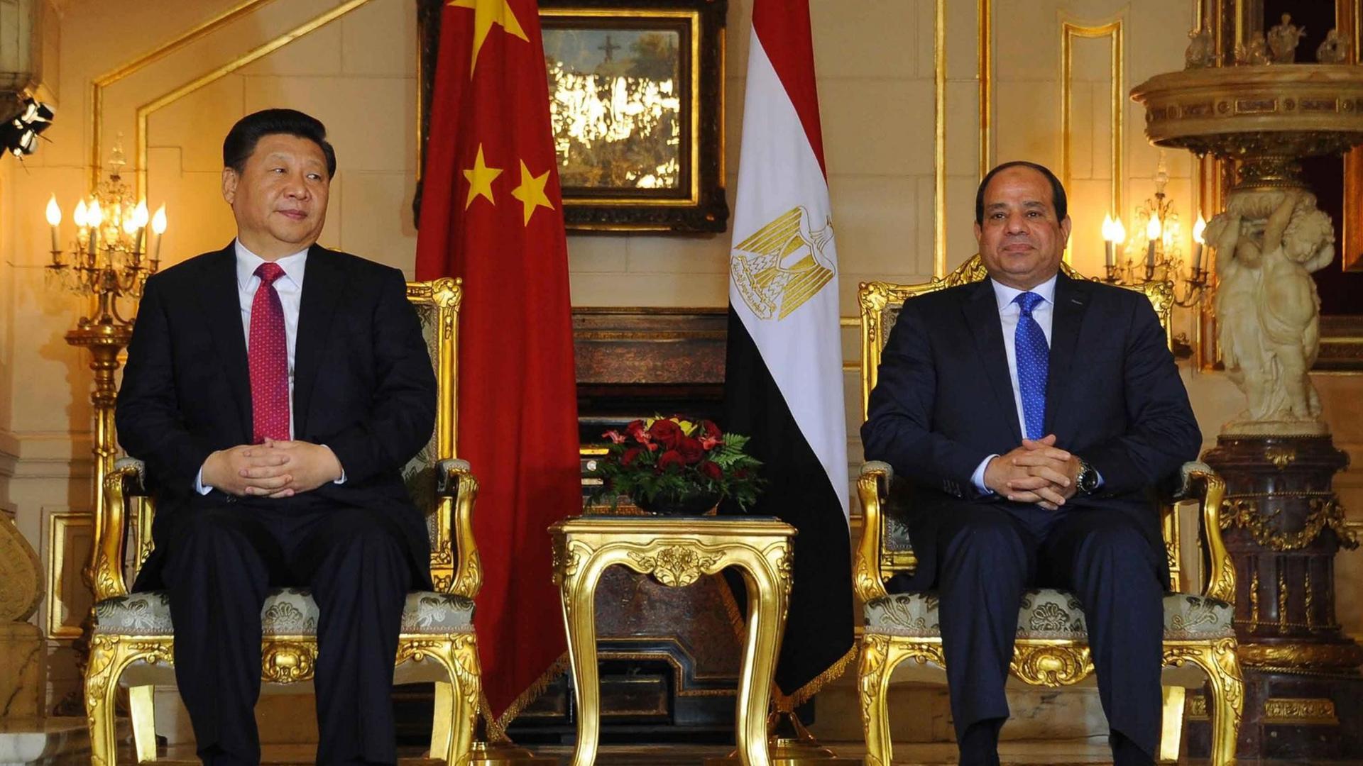 Ägyptens Präsident Abdel Fattah al-Sisi (r) und der chinesische Staatschef Xi Jinping bei einem Treffen im Januar 2016, bei dem umfangreiche wirtschaftliche Zusammenarbeit vereinbart wurde