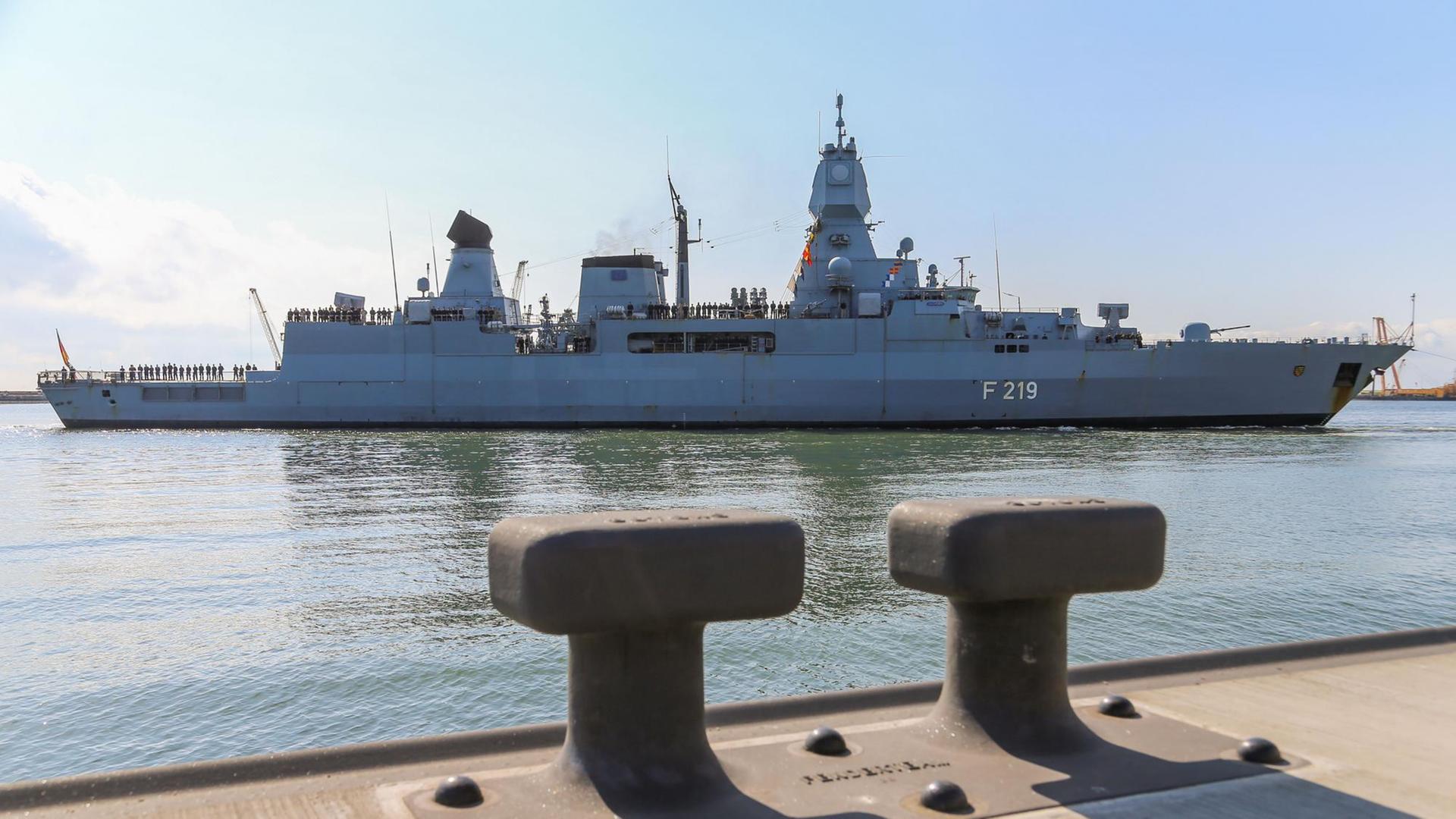 Das Foto zeigt die Fregatte "Sachsen" nach ihrer Rückkehr von der Operation "Sophia" im Mittelmeer.