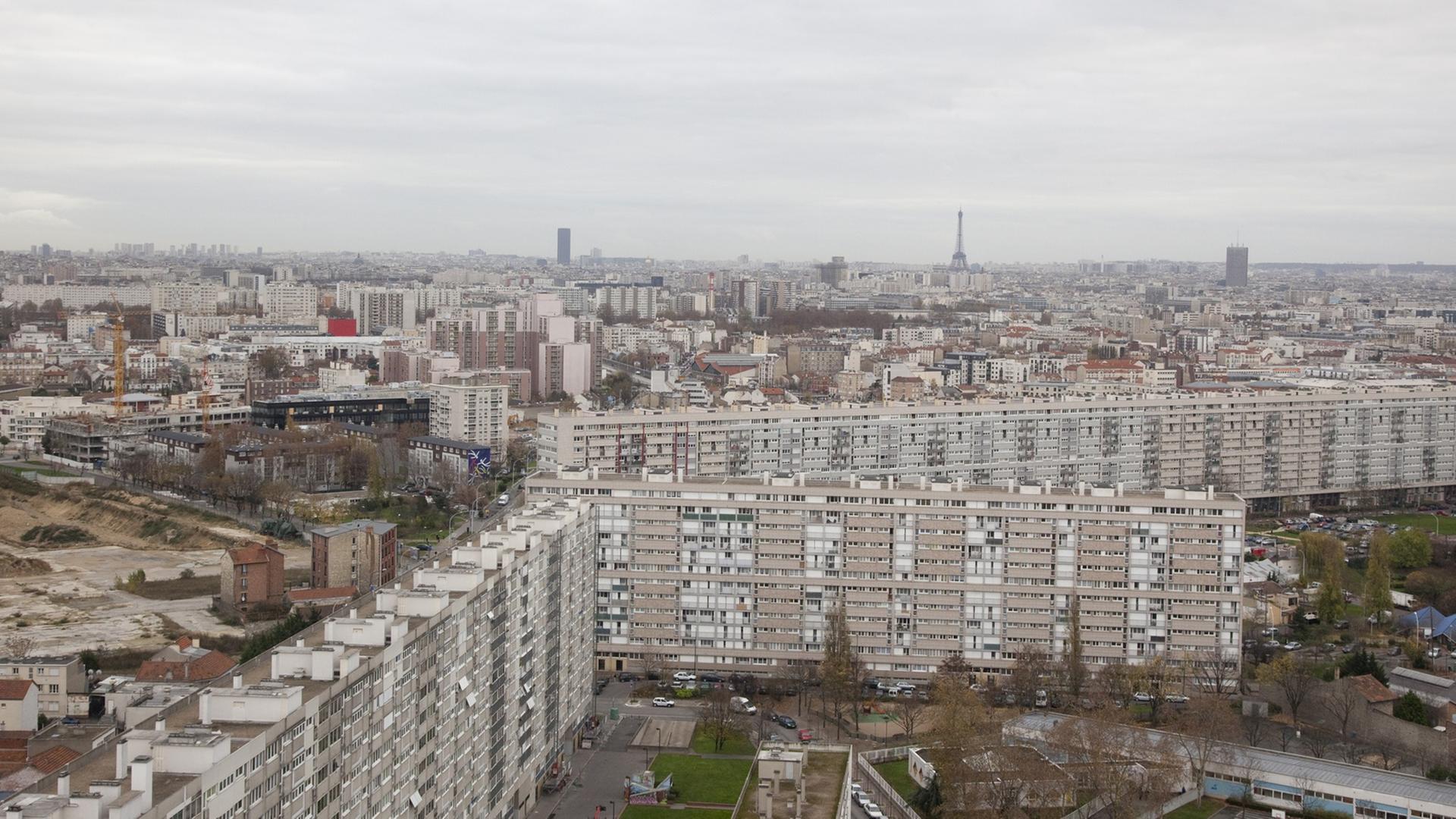 Blick auf Paris vom 18. Stock des Rathauses im Vorort Gennevilliers