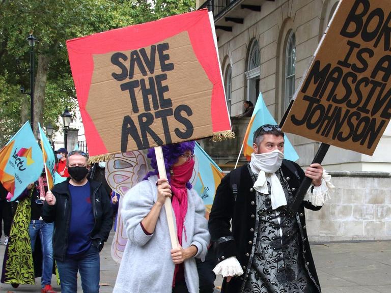 Kulturschaffende und Schauspieler demonstrieren für die Rettung der Theater in Londons West End.