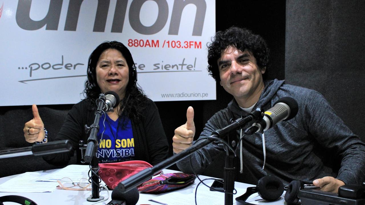 Lima, jeden Sonntag um 8 Uhr - Das Radio für Hausangestellte mit Sofía Mauricio und Carlos Ramírez.